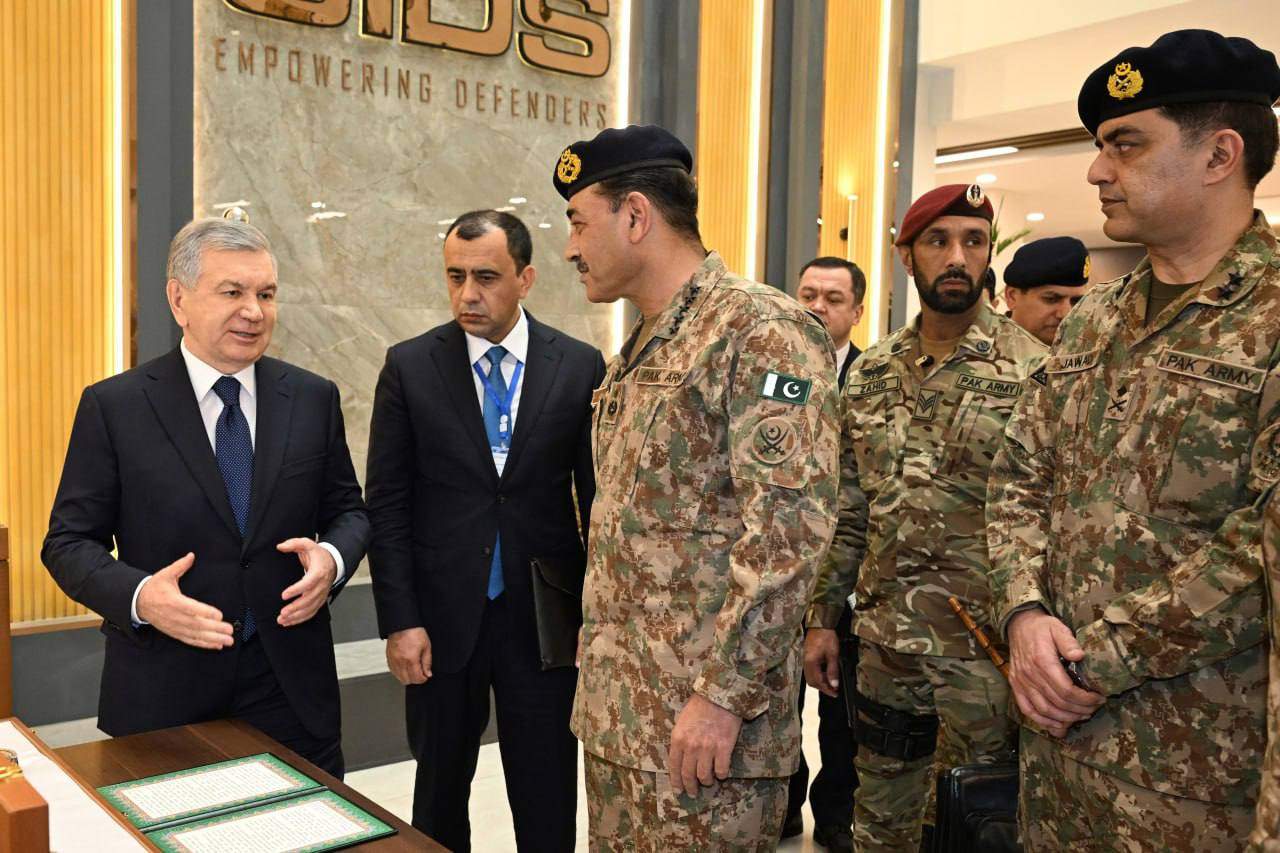 Oʻzbekiston Prezidenti Pokistonning harbiy sanoati salohiyati bilan tanishdi 3