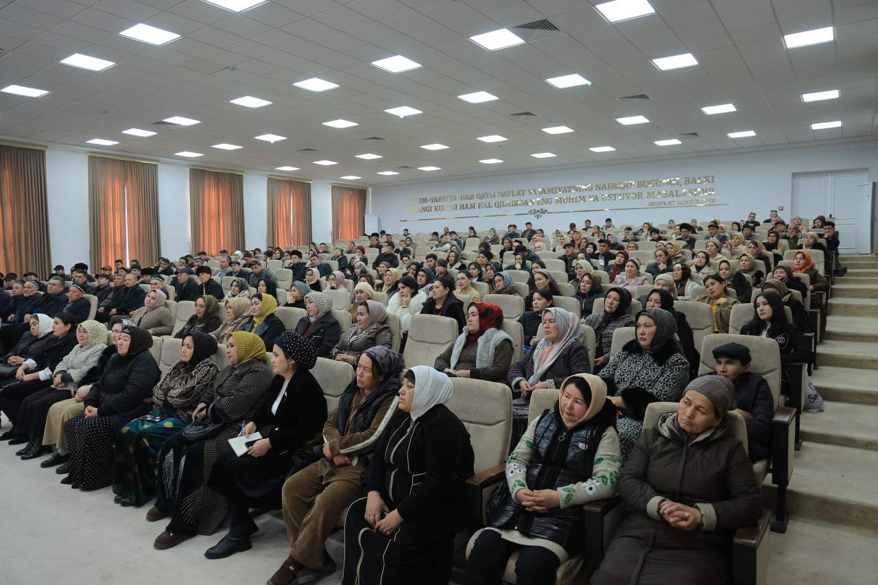 Fizika-matematika fakultetida tahsil olayotgan 1–2-bosqich talabalari ota-onalari uchun navbatdagi yig‘ilish bo‘lib o‘tdi. 4