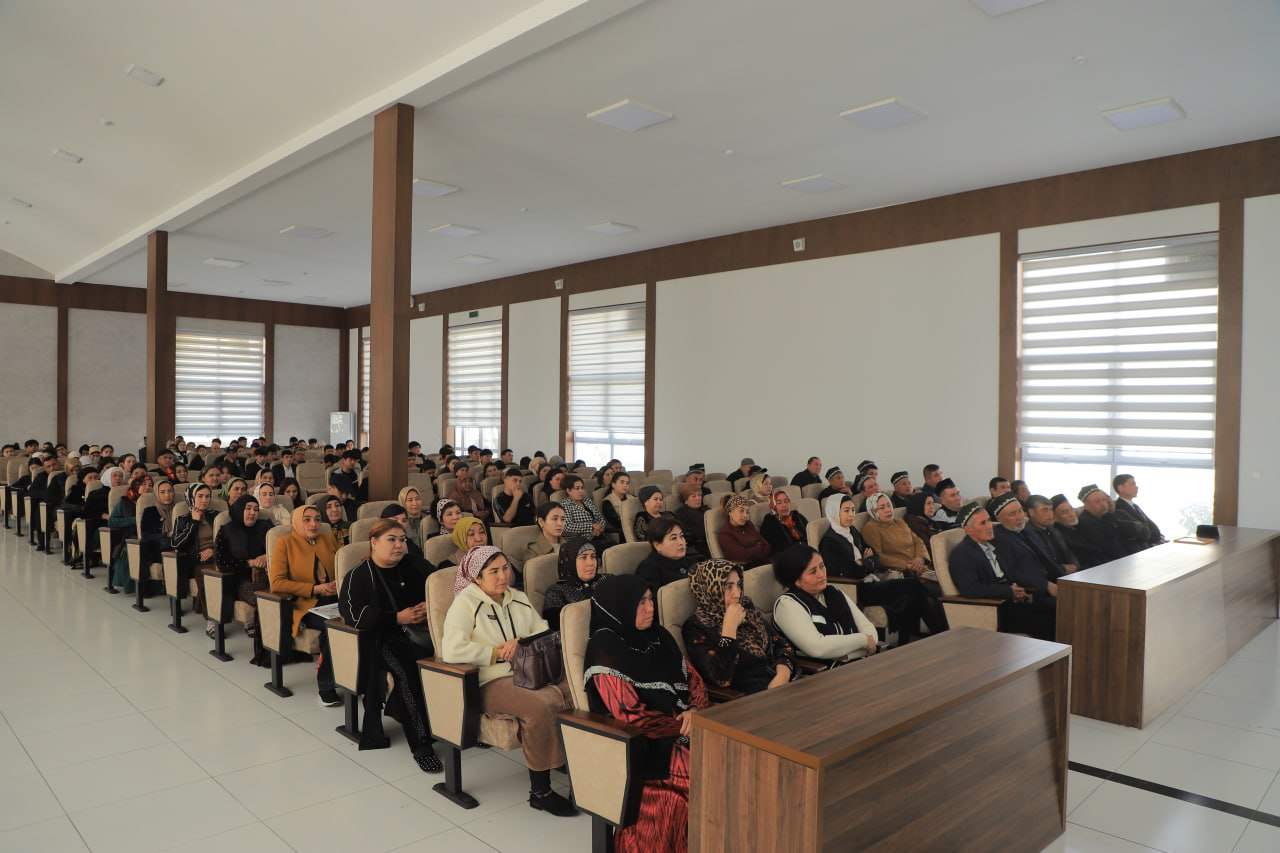 San’at va sport fakultetida tahsil olayotgan 1–2-bosqich talabalari ota-onalari uchun navbatdagi yig‘ilish bo‘lib o‘tdi. 7