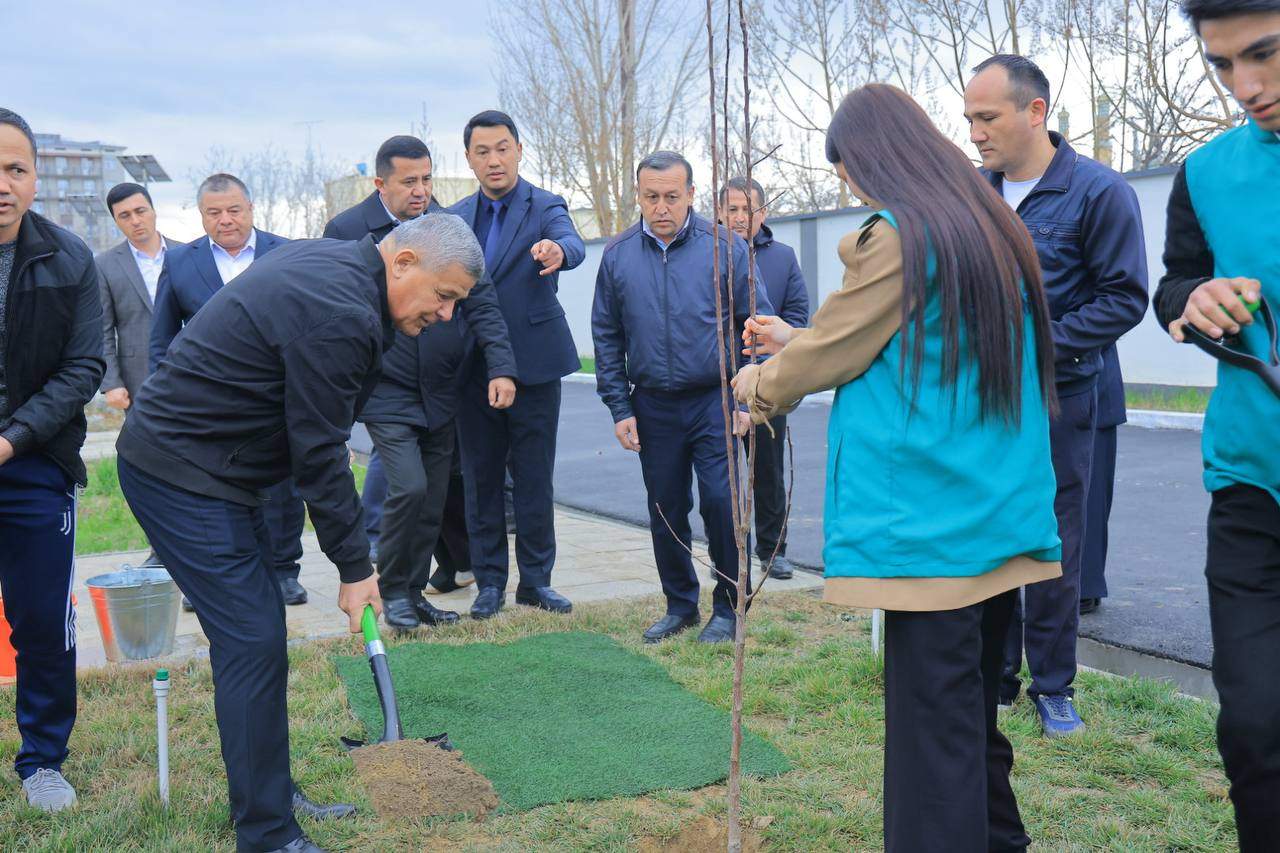 Rektor “Yashil makon” loyihasi doirasida talaba-yoshlar bilan ko‘chat ekdi 2