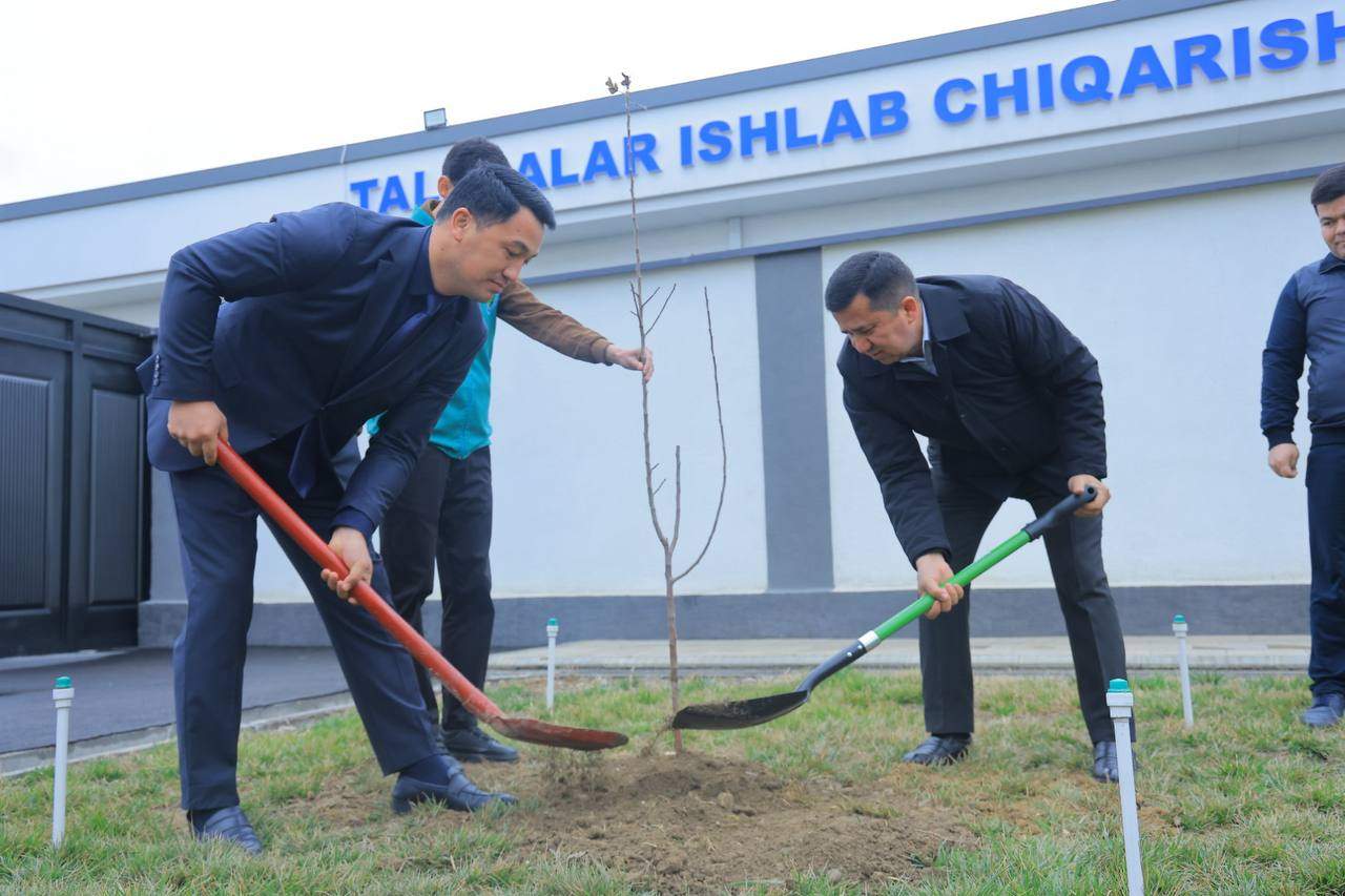 Rektor “Yashil makon” loyihasi doirasida talaba-yoshlar bilan ko‘chat ekdi 3