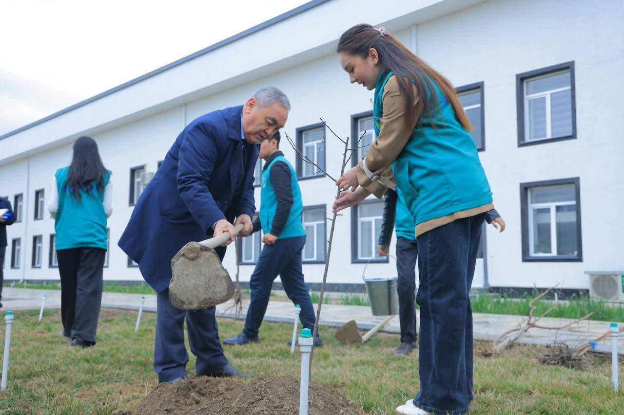 Rektor “Yashil makon” loyihasi doirasida talaba-yoshlar bilan ko‘chat ekdi 5