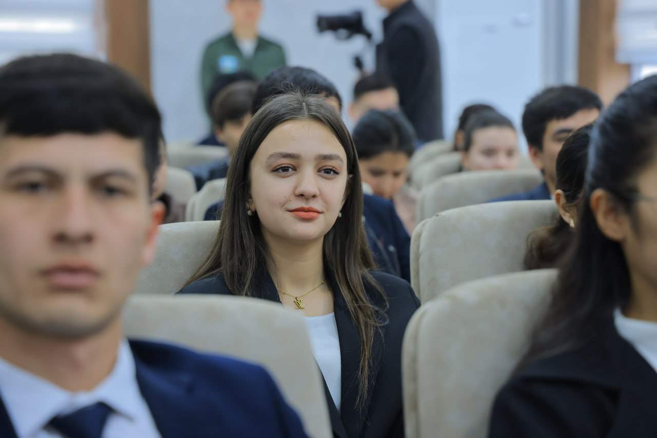 “Yoshlar kuni” doirasida Namangan davlat universitetida ochiq muloqot tashkil etildi 4