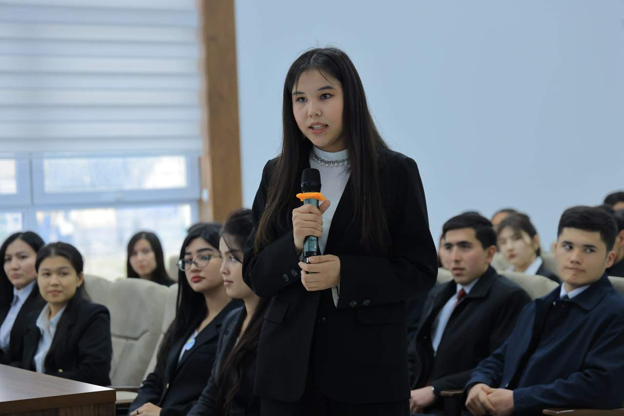 “Yoshlar kuni” doirasida Namangan davlat universitetida ochiq muloqot tashkil etildi 9