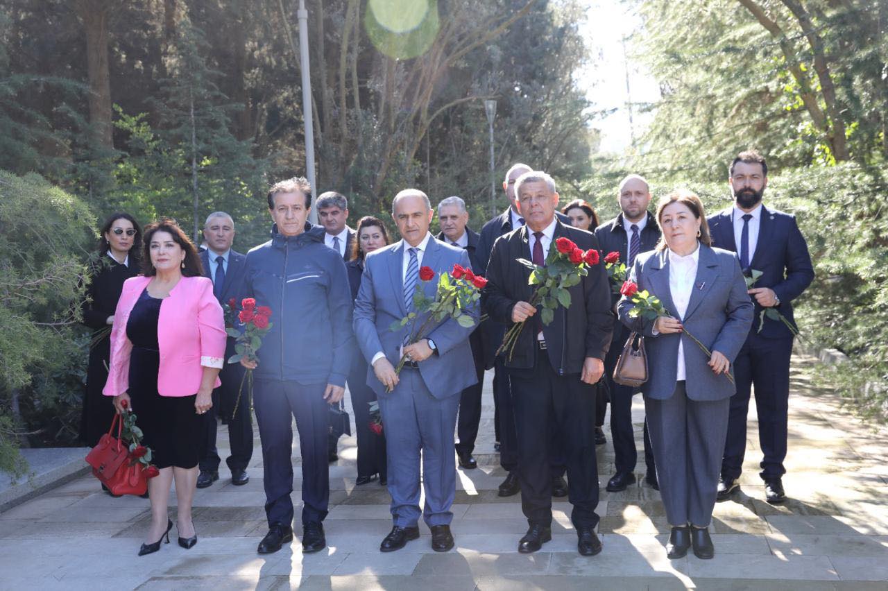 Namangan davlat universiteti delegatsiyasi Boku shahrida Haydar Aliyev xotirasini yod etdi