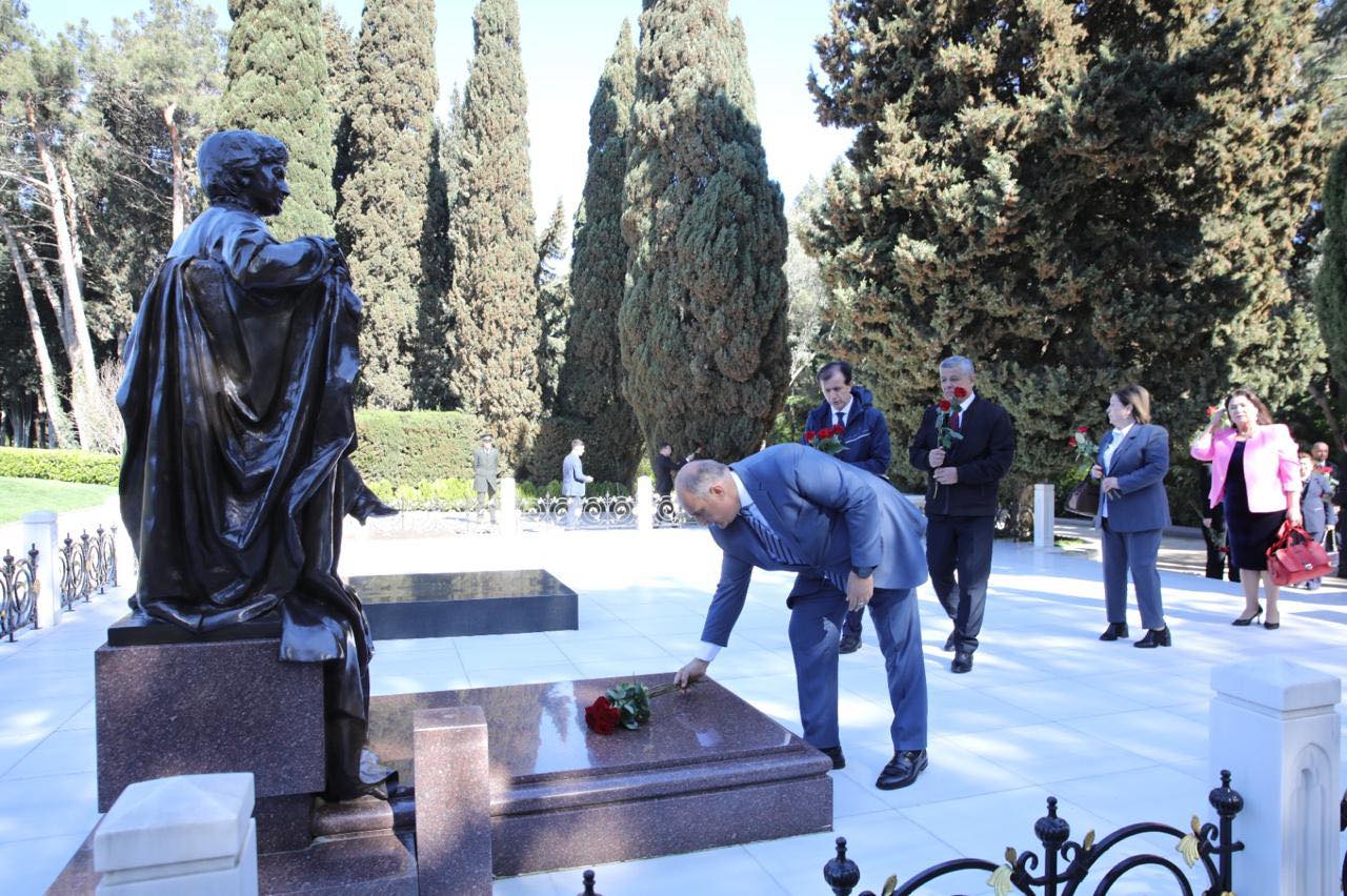 Namangan State University Delegation Pays Tribute to Heydar Aliyev in Baku 1