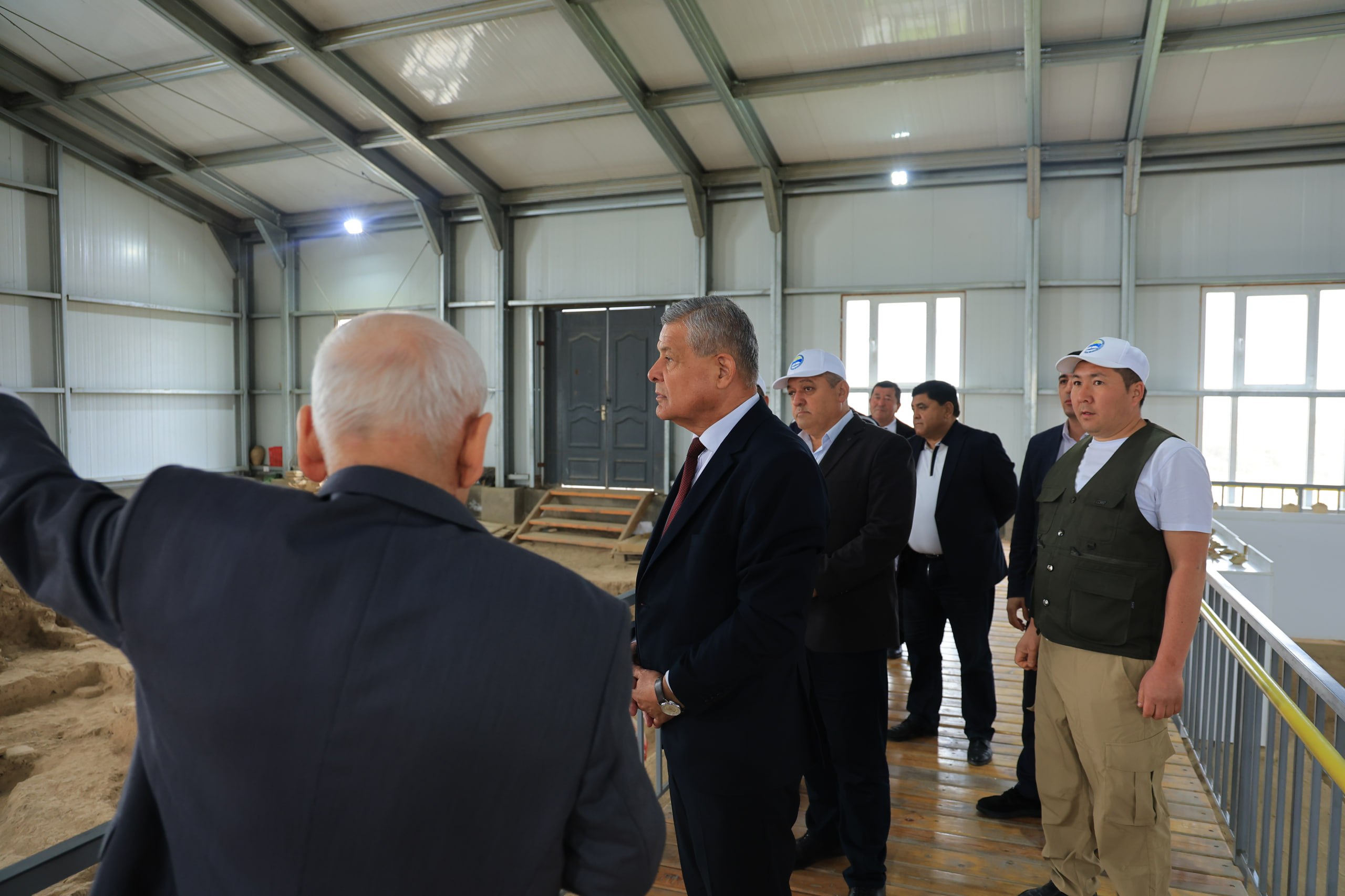 Namangan davlat universiteti rektori «Axsikent arxeologik yodgorligi» majmuasiga tashrif buyurdi 8