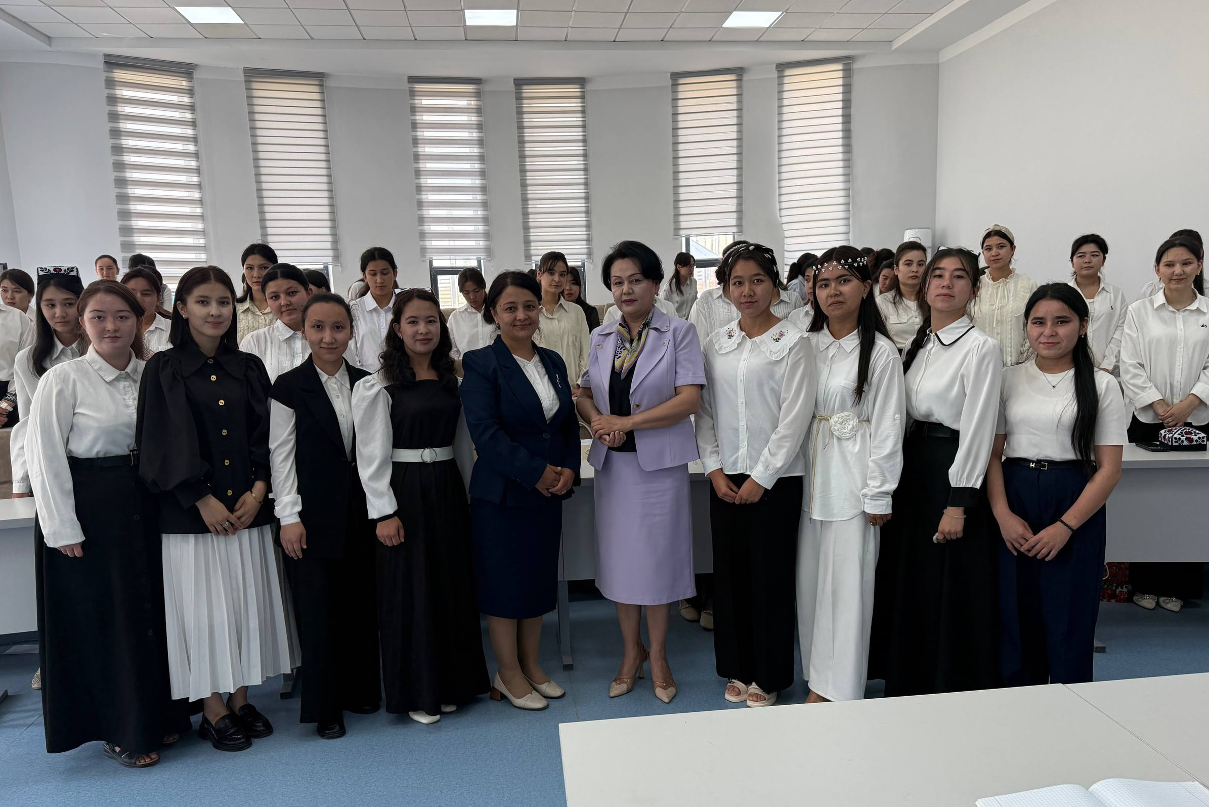 Yoshlar kuni munosabati bilan talaba-qizlar bilan ochiq muloqot tashkil etildi