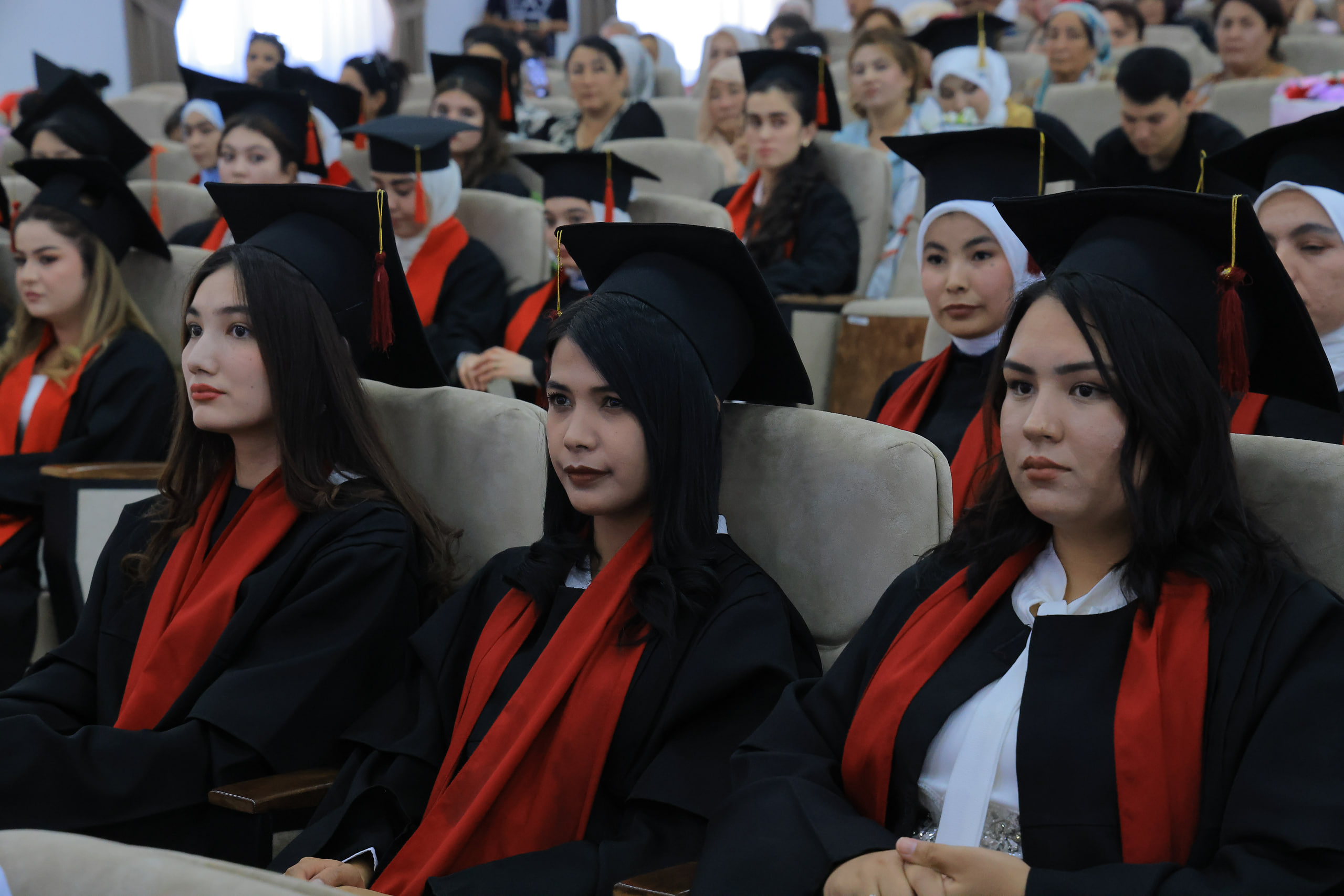 Namangan davlat universiteti Filologiya fakultetida «Bitiruvchi — 2026» tantanali bayram tadbir oʻtkazildi 4