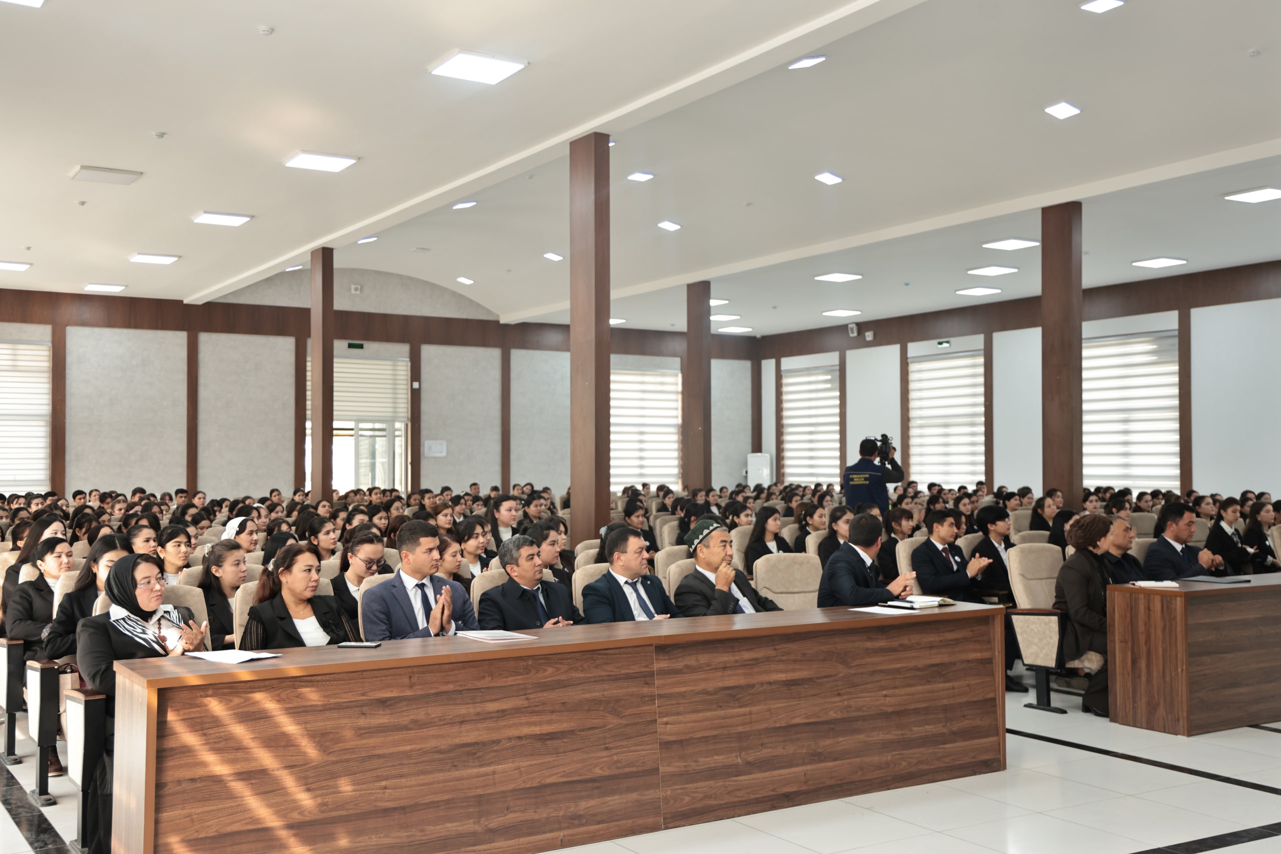 “Rektor va yoşlar uçraşuvi”: universitet rektori Abduğaffor Qirğizboyev Filologiya fakulteti talabalari bilan uçraşuv ötkazdi. 2