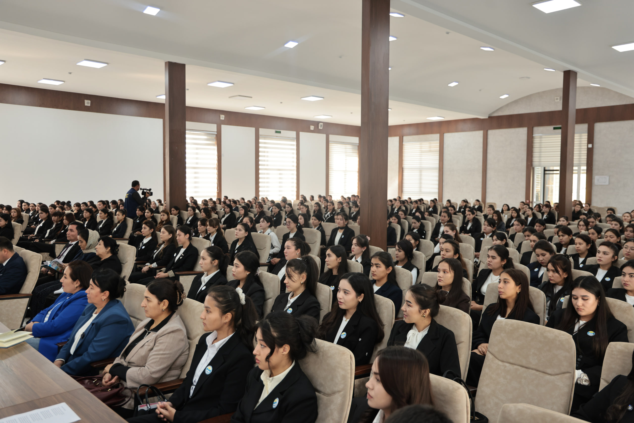 “Rektor va yoşlar uçraşuvi”: universitet rektori Abduğaffor Qirğizboyev Filologiya fakulteti talabalari bilan uçraşuv ötkazdi. 4